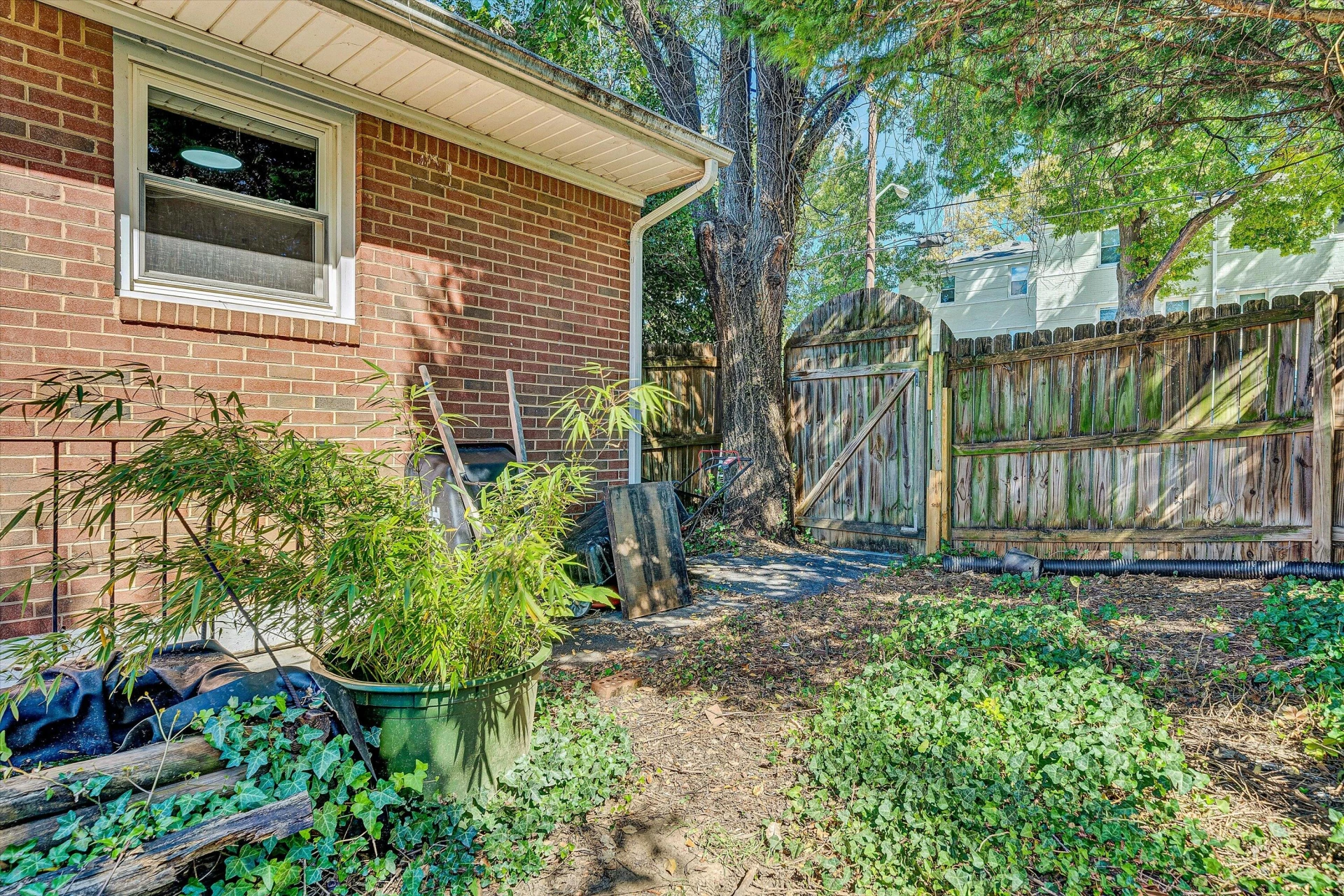 1602 Maiden LN - Photo 33