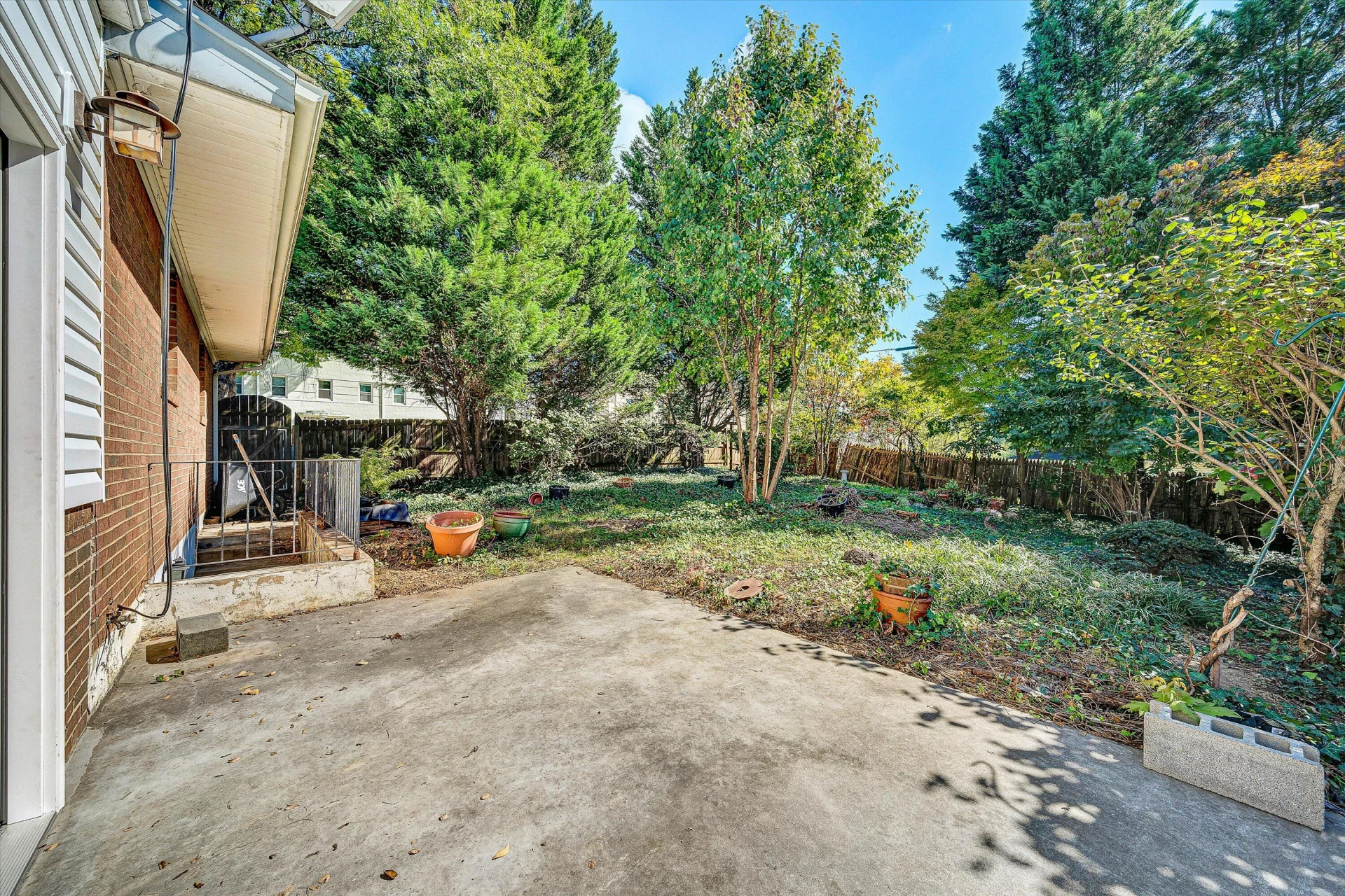 1602 Maiden LN - Photo 36