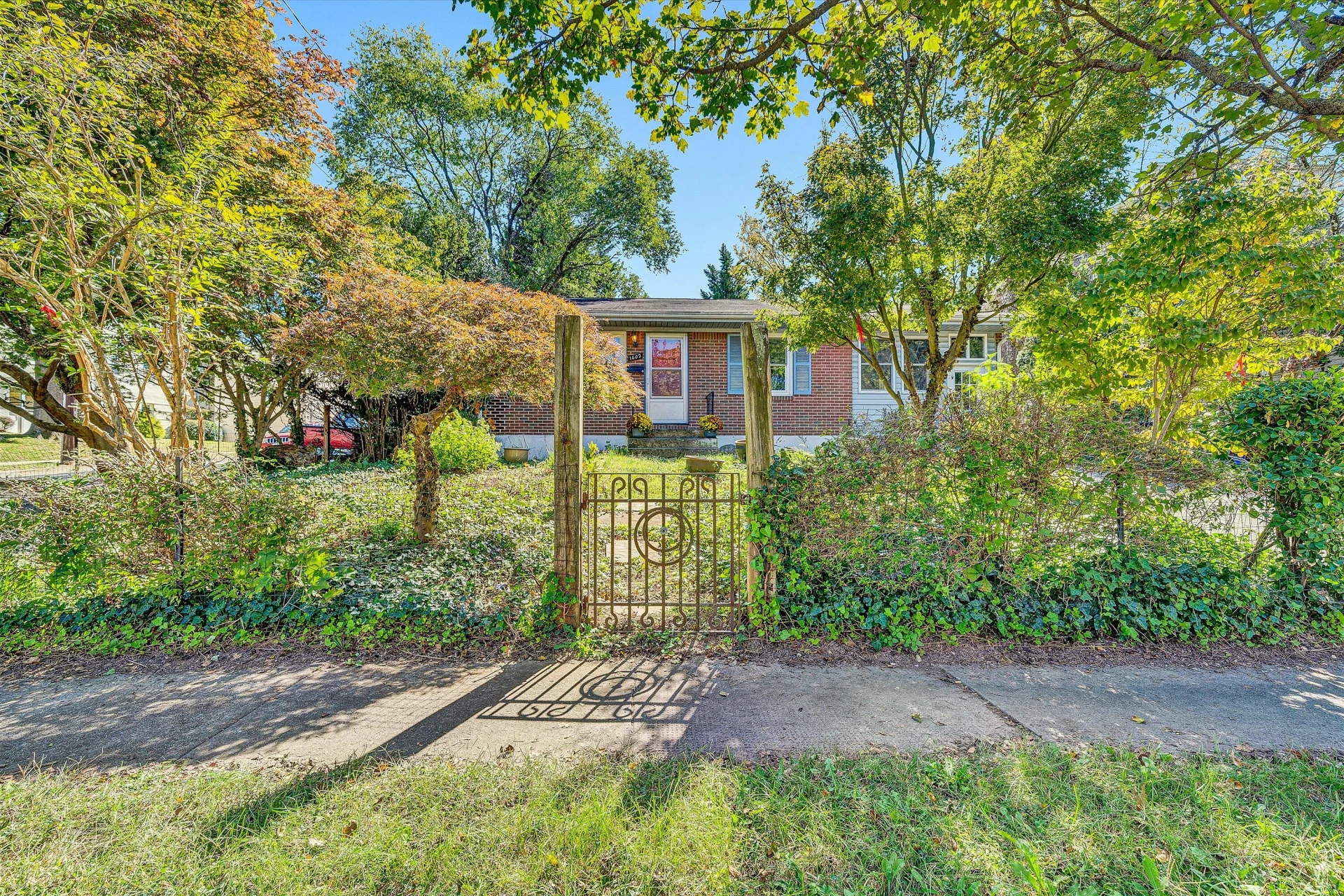 1602 Maiden LN - Photo 39