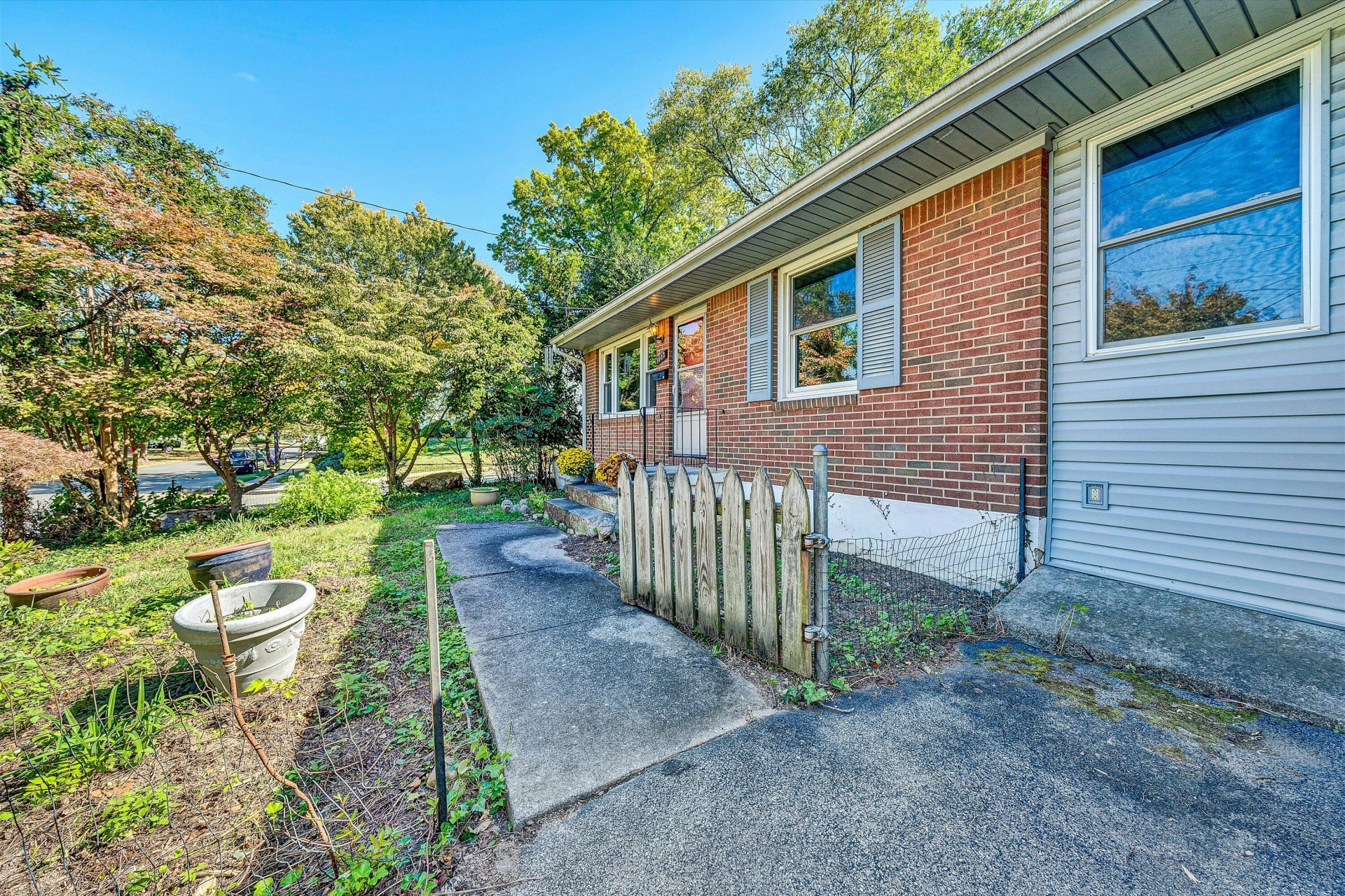 1602 Maiden LN - Photo 40