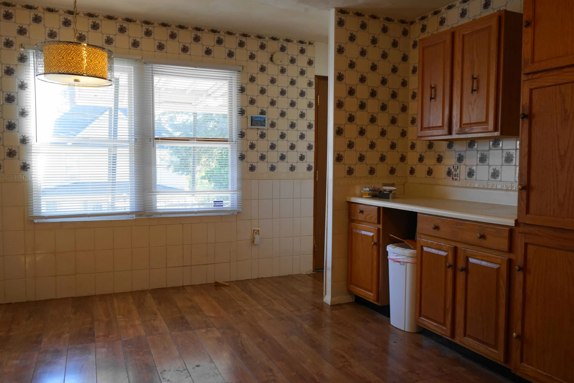 628 Montrose AVE - Photo 11
