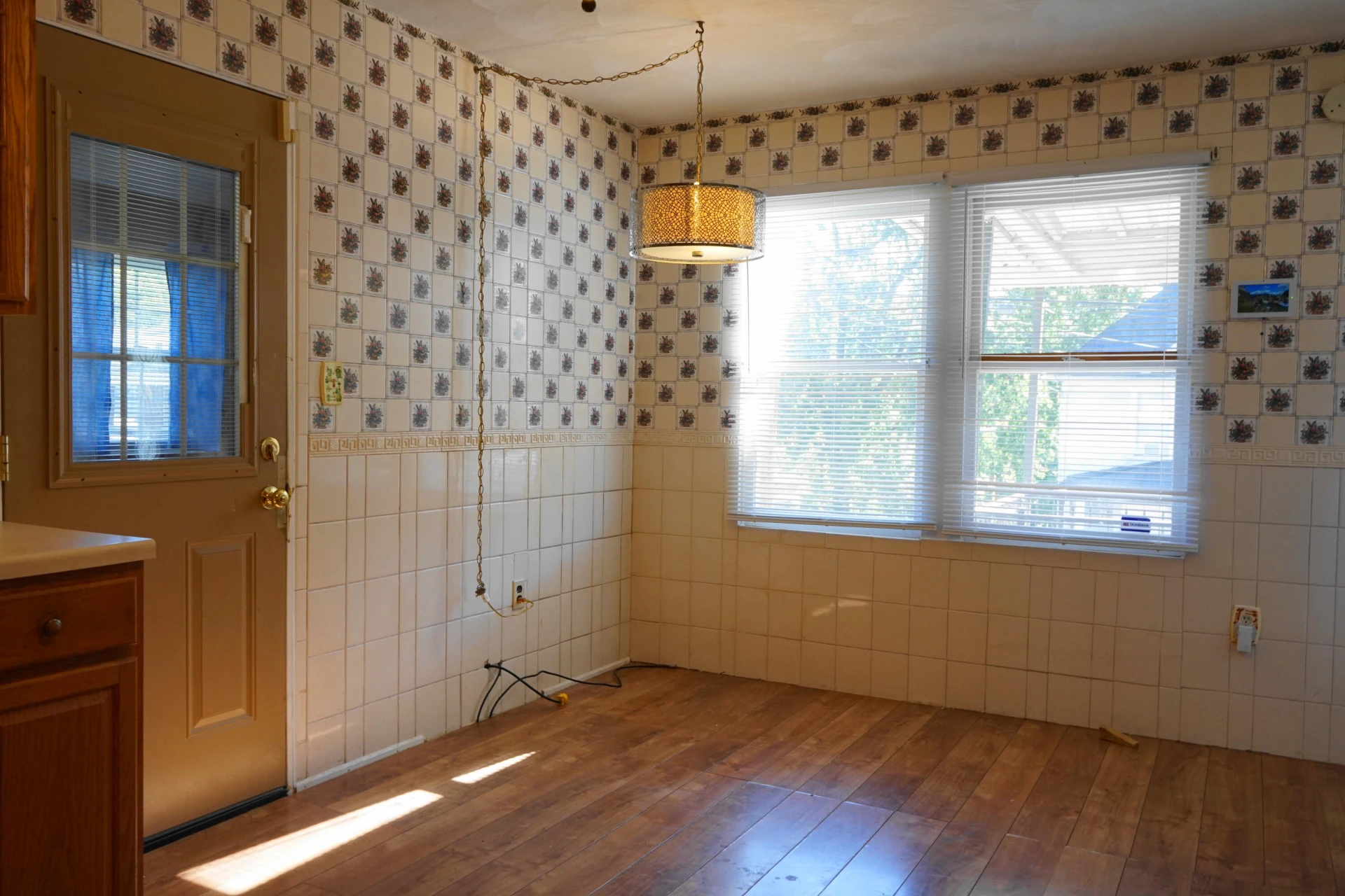 628 Montrose AVE - Photo 12