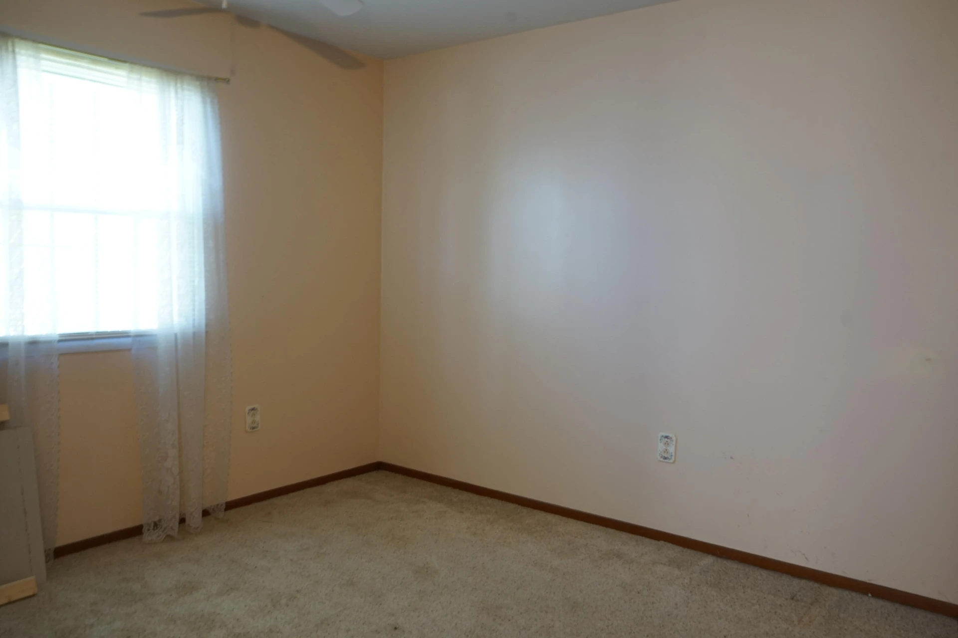 628 Montrose AVE - Photo 14