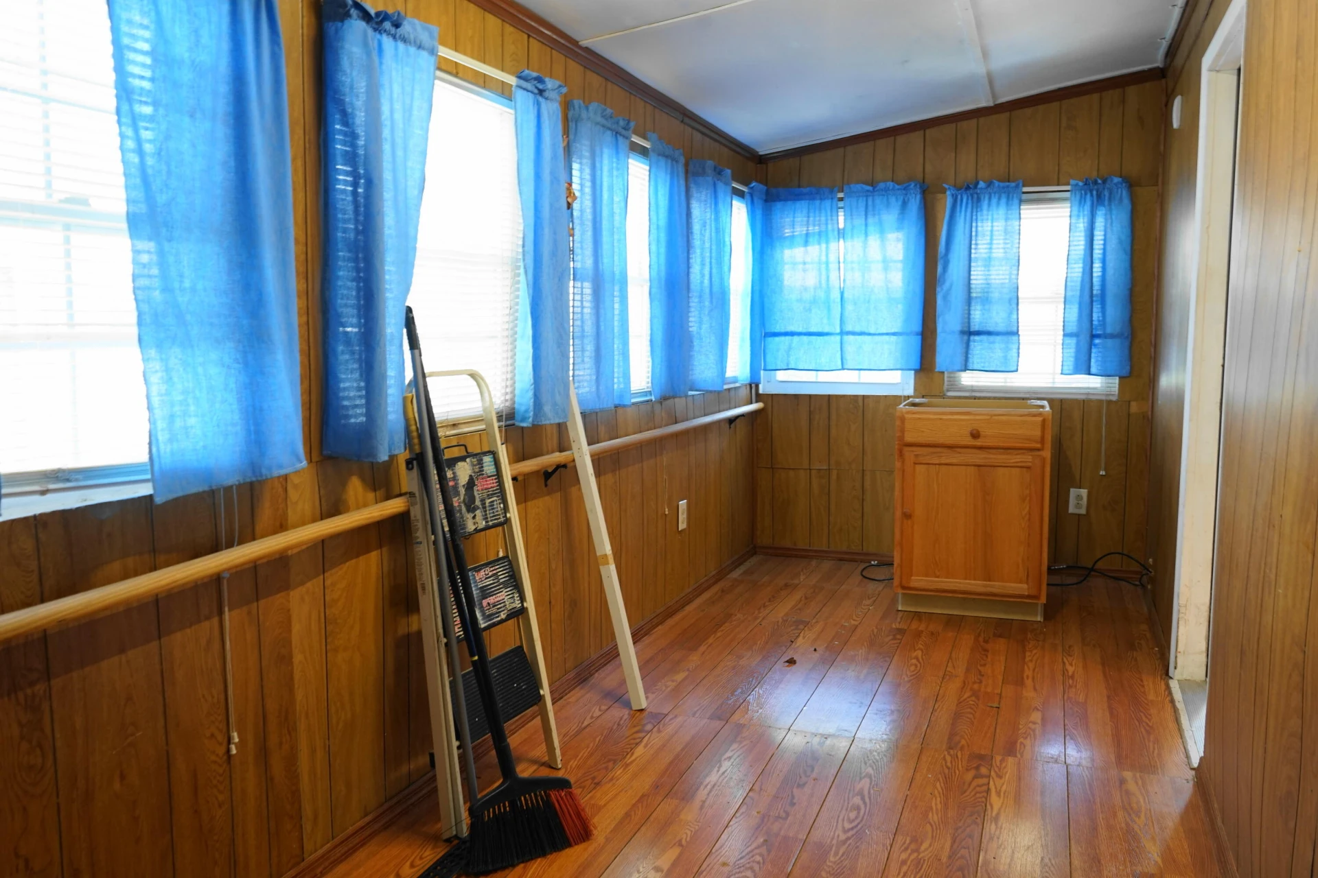 628 Montrose AVE - Photo 17