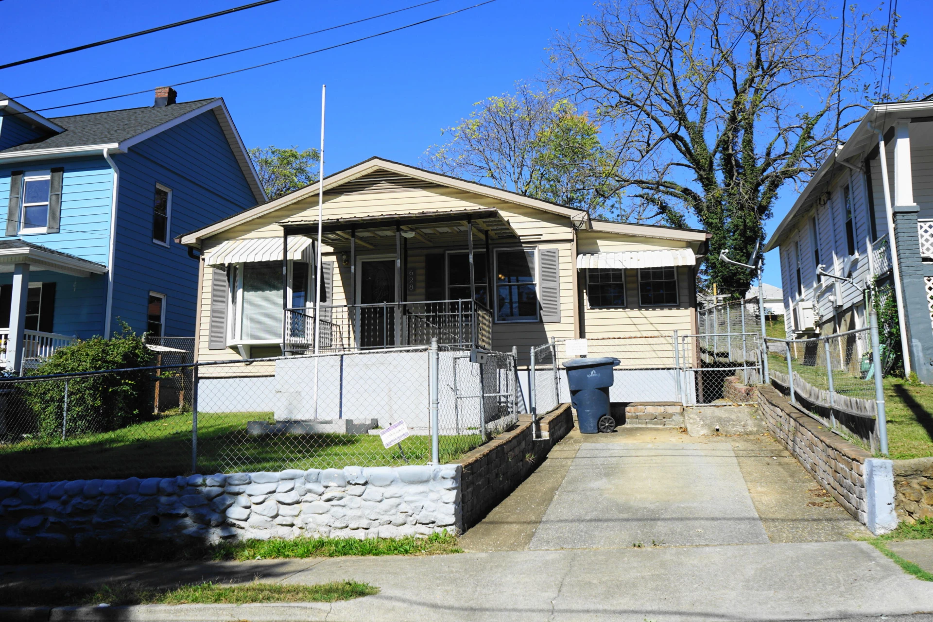 628 Montrose AVE - Photo 2