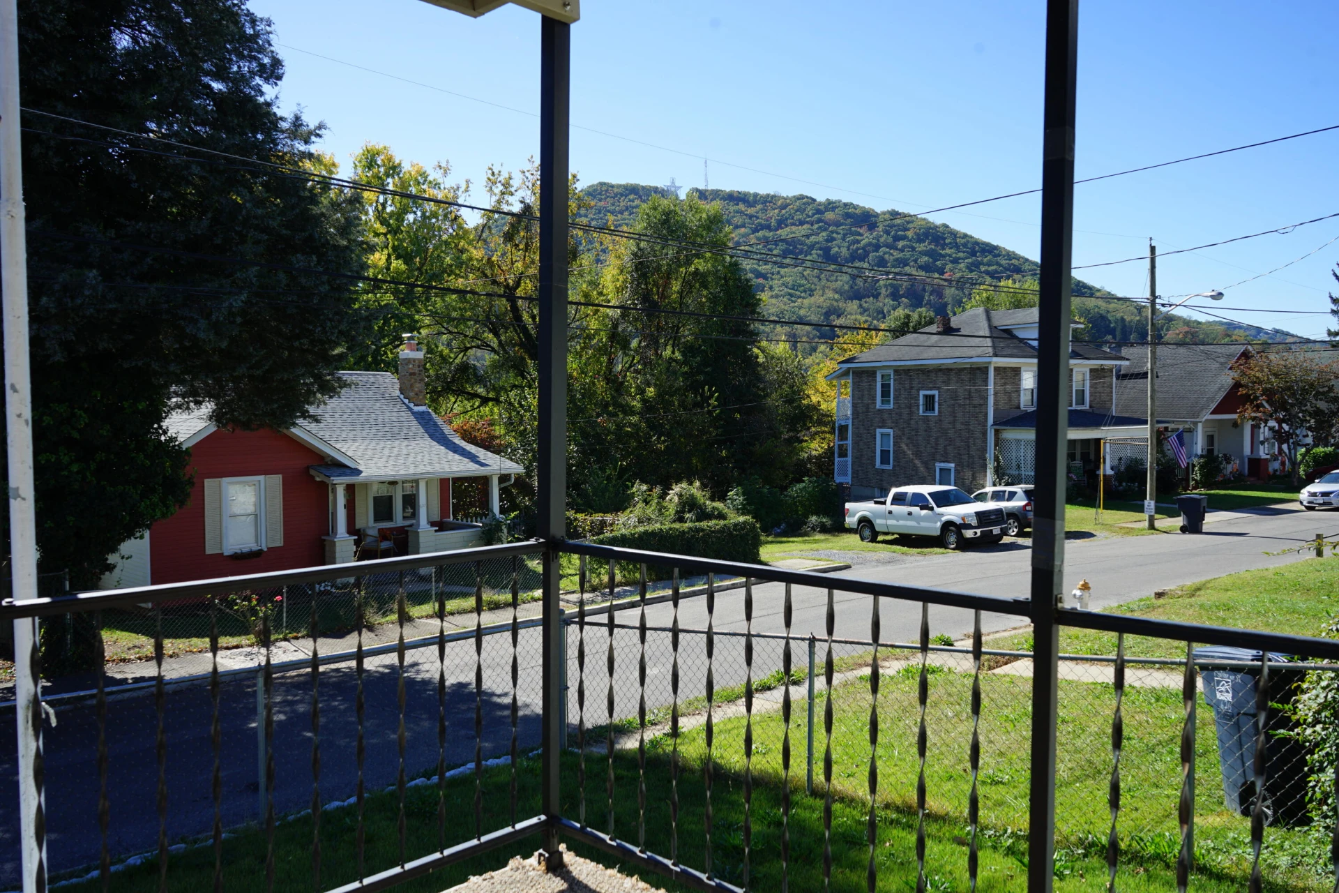 628 Montrose AVE - Photo 3