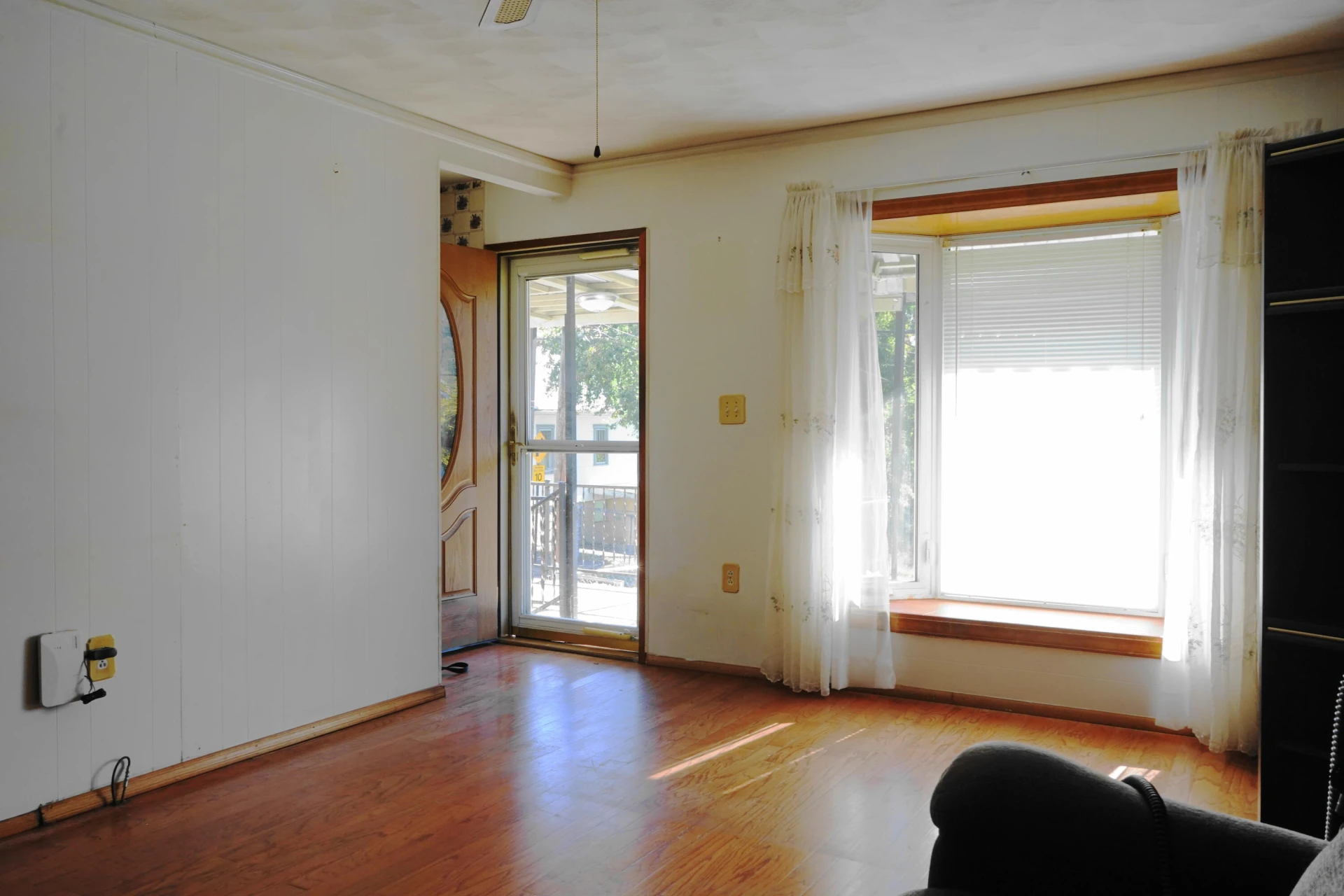 628 Montrose AVE - Photo 4