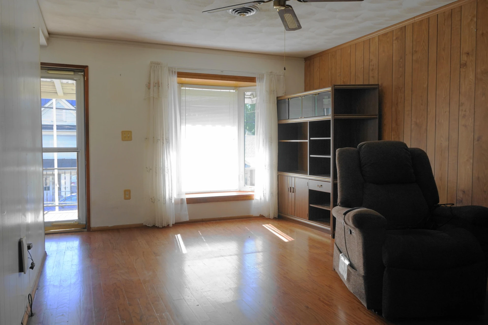 628 Montrose AVE - Photo 5