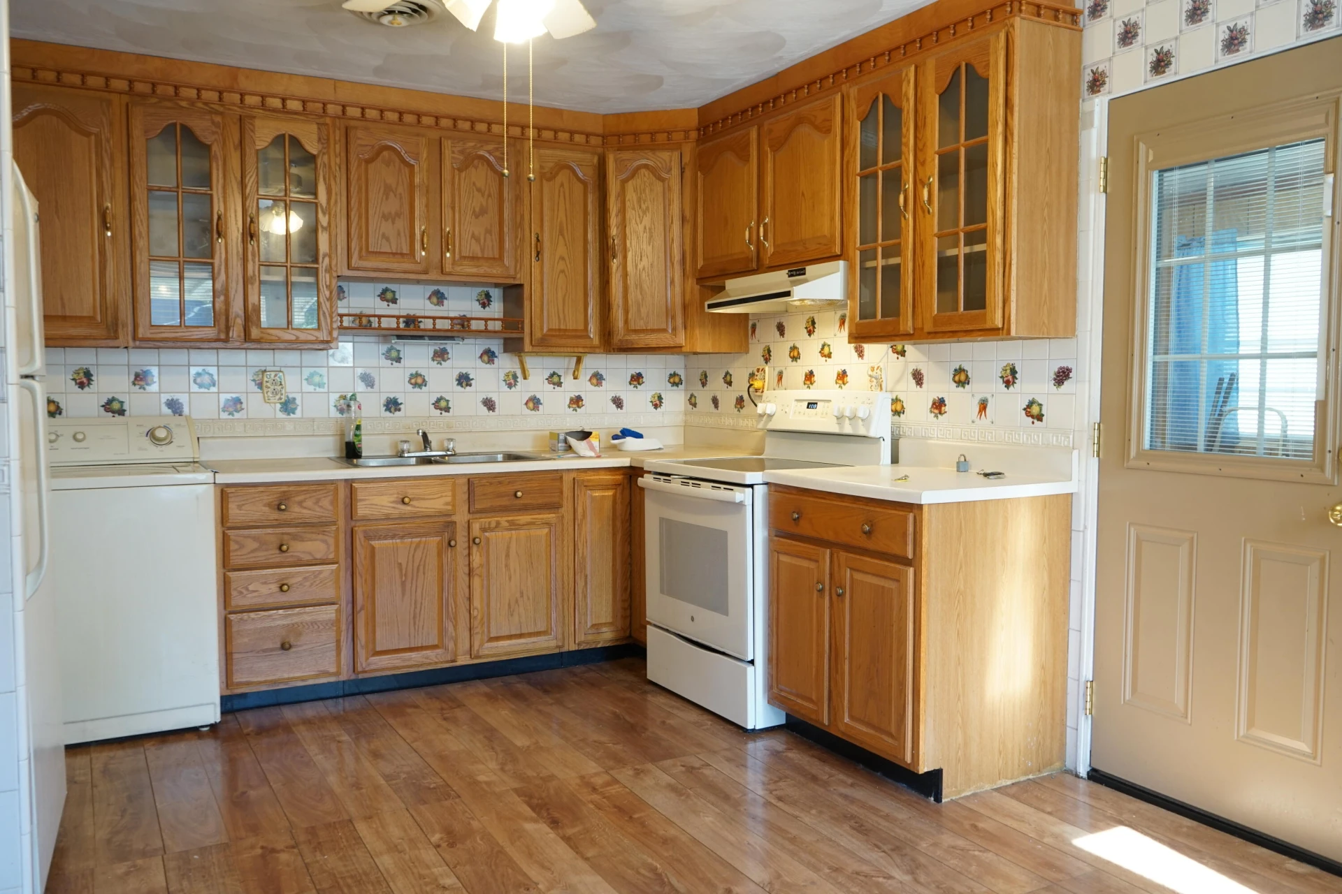 628 Montrose AVE - Photo 8