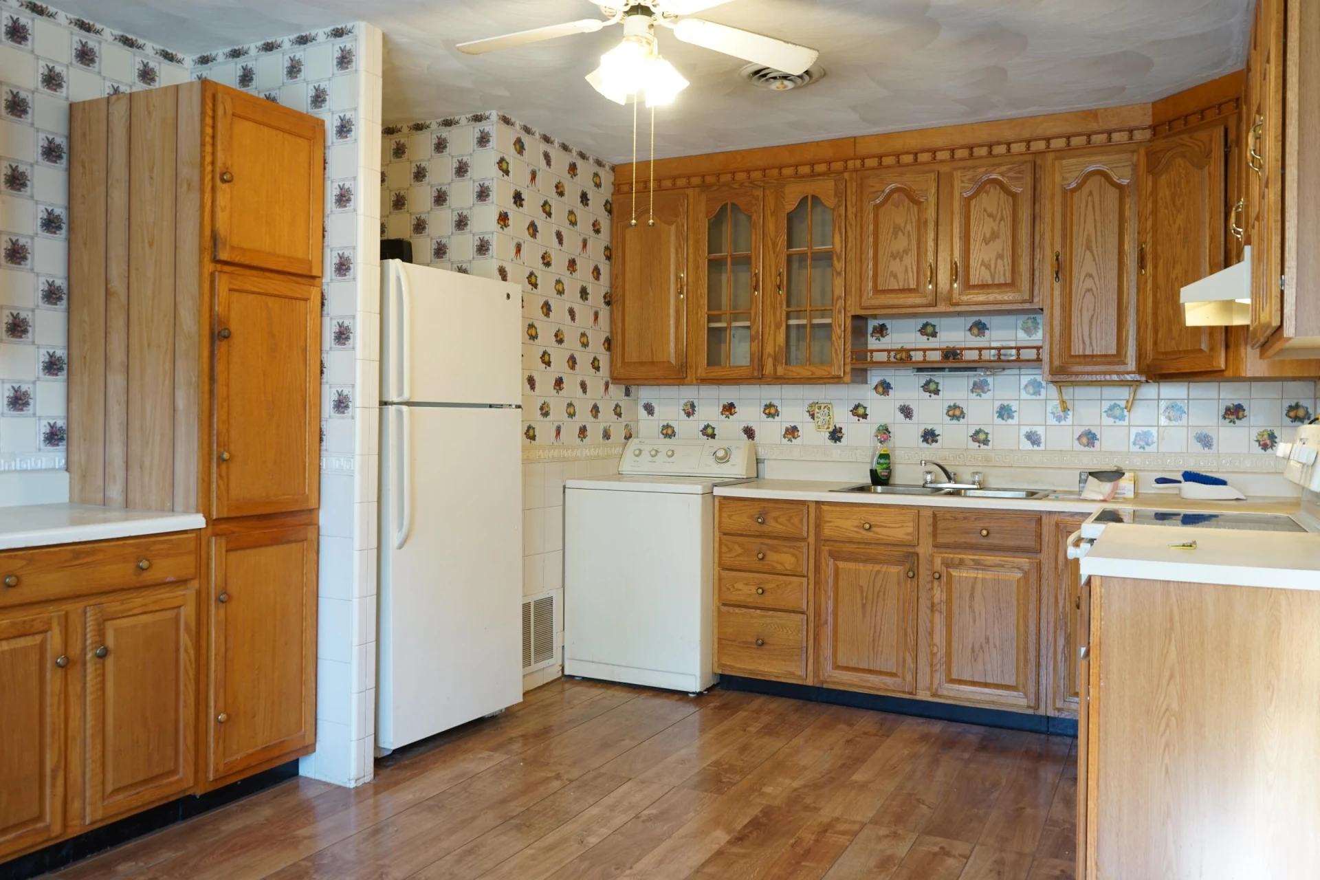 628 Montrose AVE - Photo 9