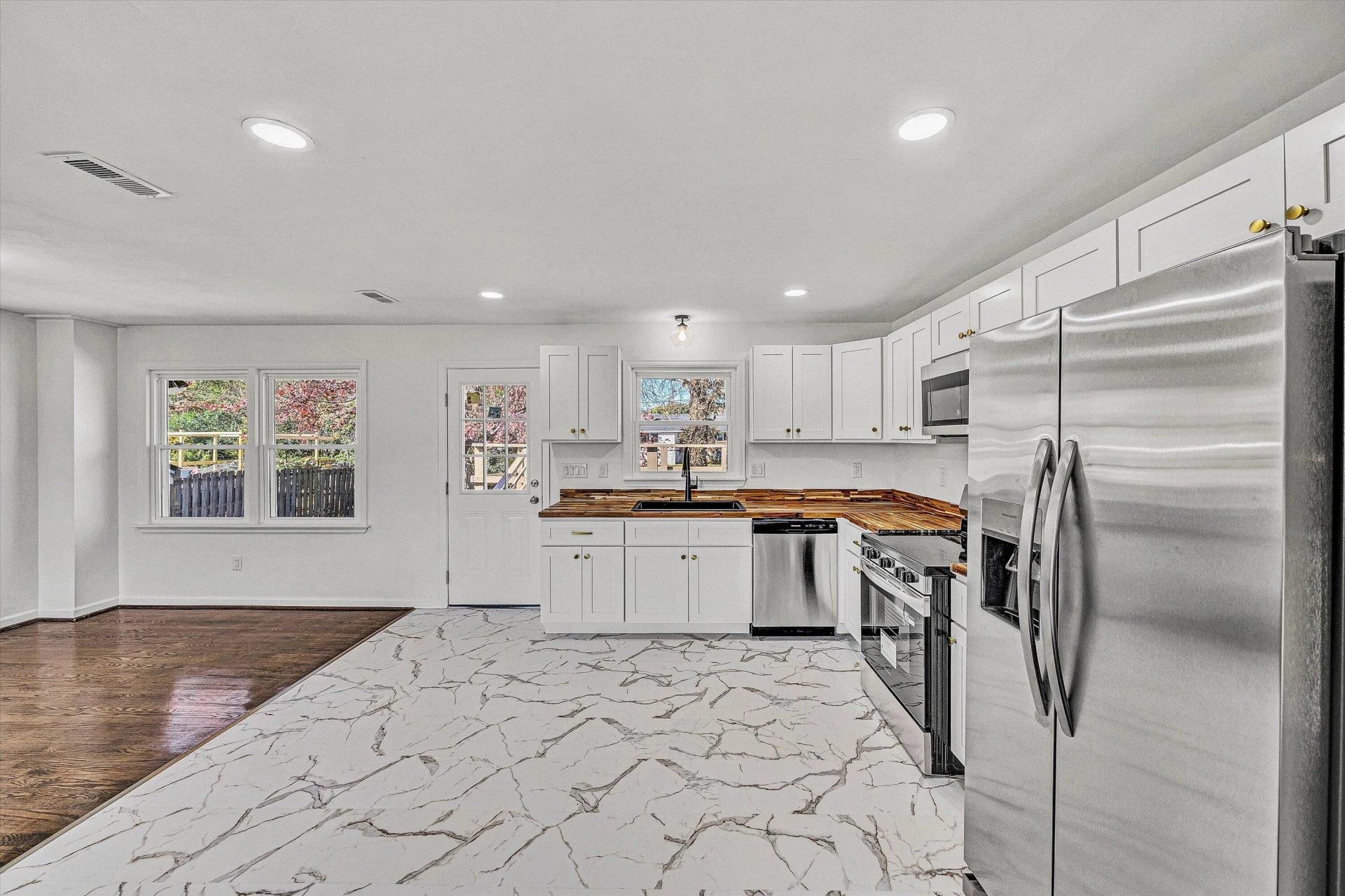 3344 Crittendon AVE - Photo 7