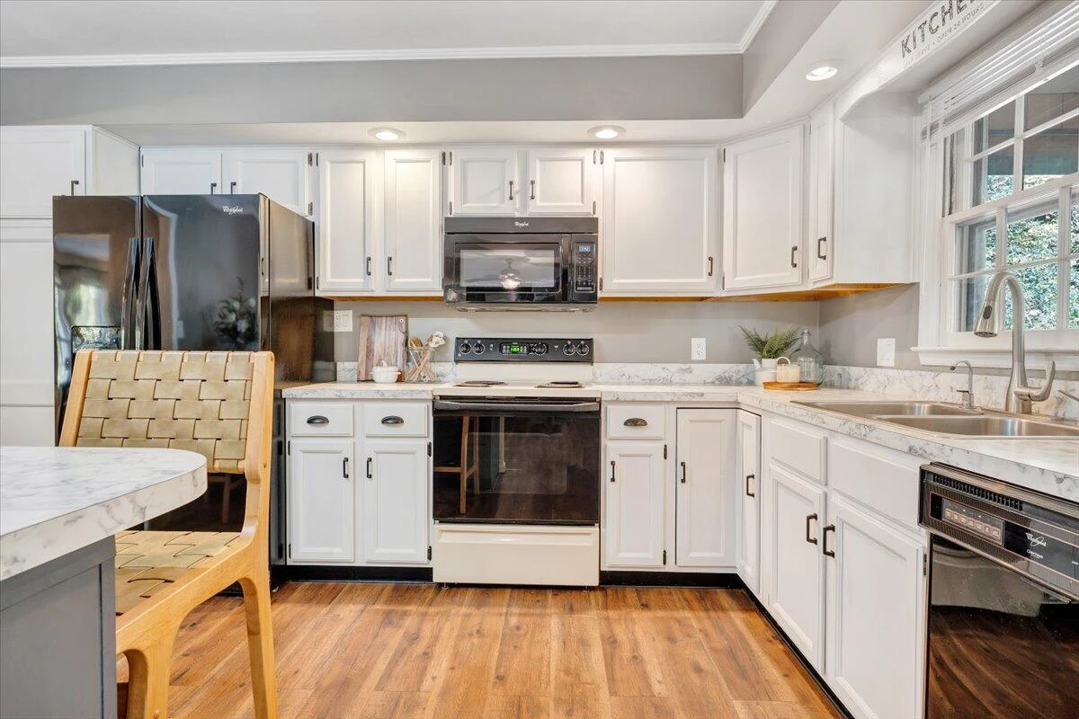 123 Oakwood RD - Photo 16