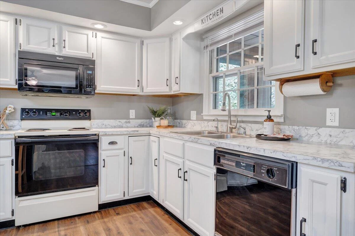 123 Oakwood RD - Photo 17