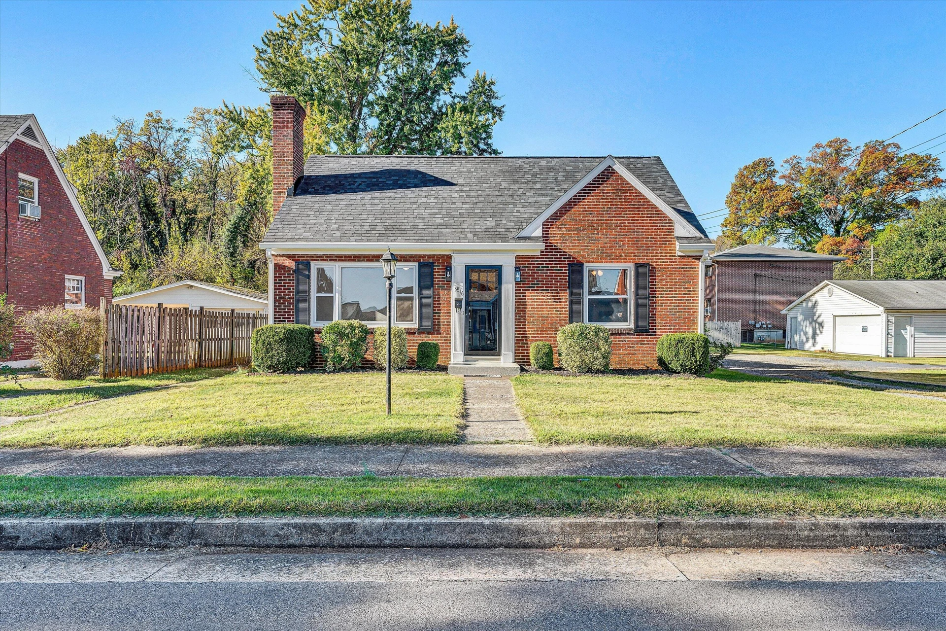 3816 Sunrise AVE - Photo 2