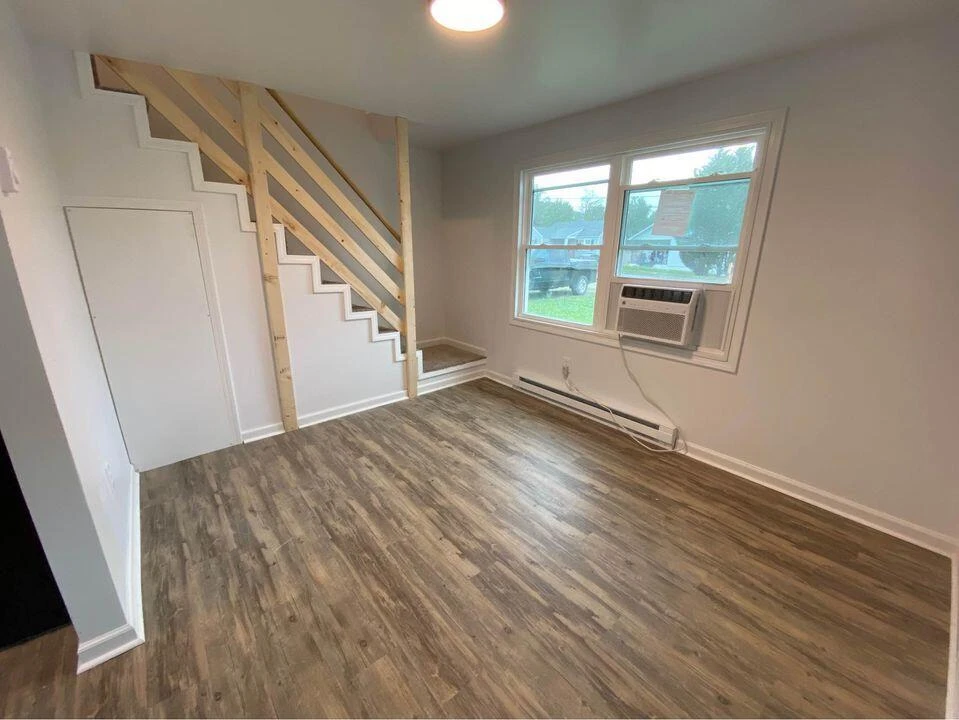 1528 Riverdale RD - Photo 2