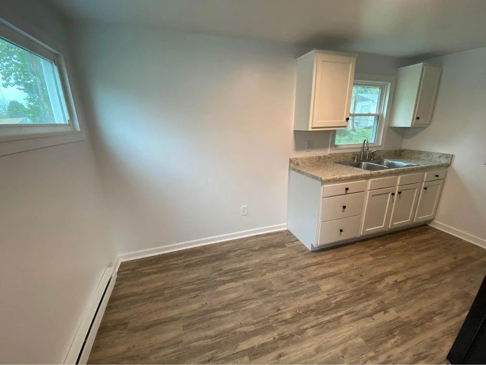 1528 Riverdale RD - Photo 4