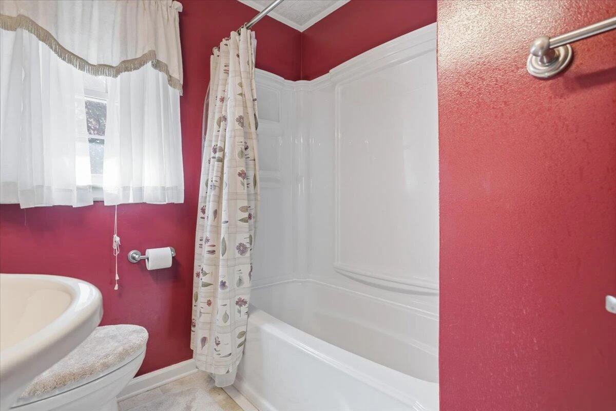 135 Christian AVE - Photo 19