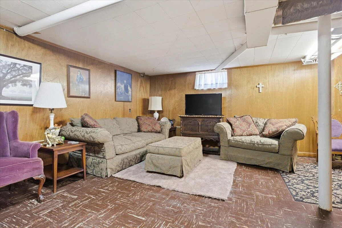 135 Christian AVE - Photo 21