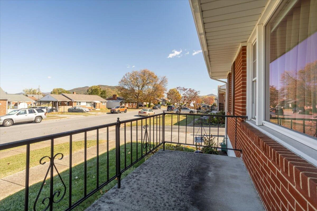 135 Christian AVE - Photo 26