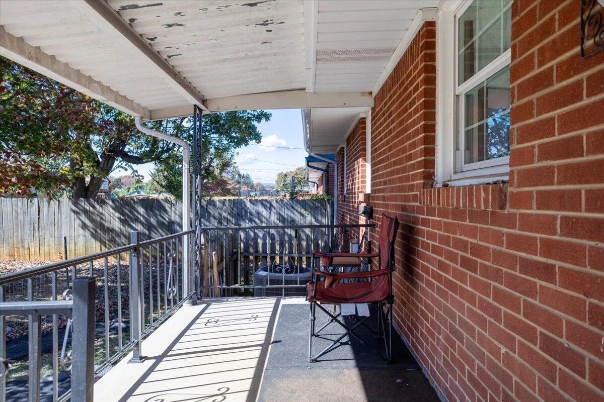 135 Christian AVE - Photo 4