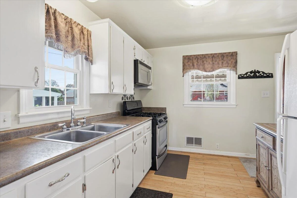 135 Christian AVE - Photo 5