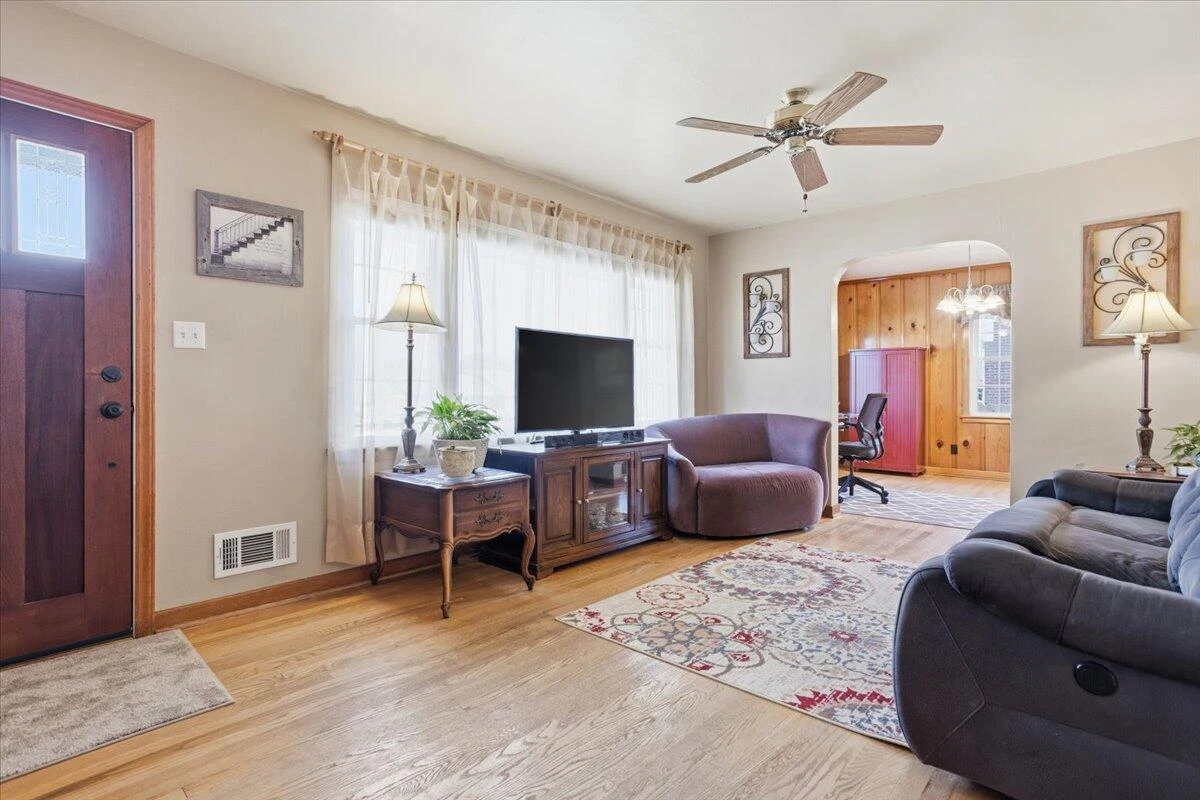 135 Christian AVE - Photo 7
