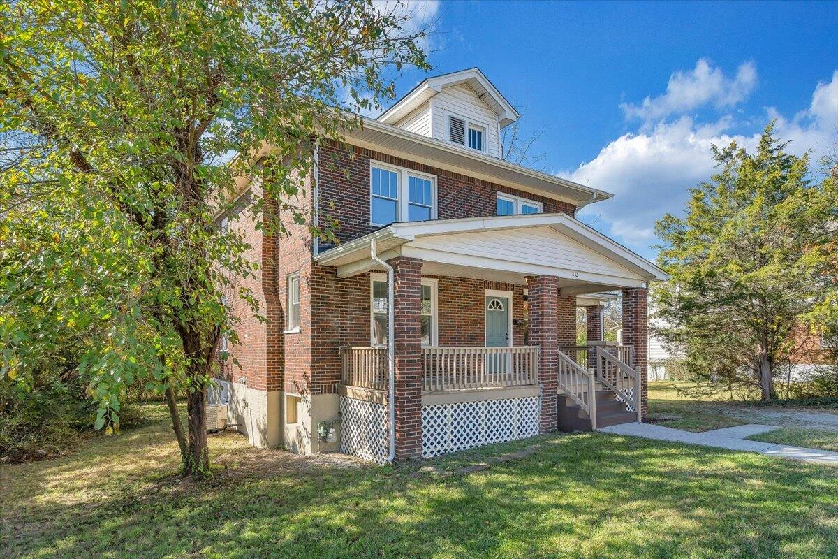832 Queen AVE