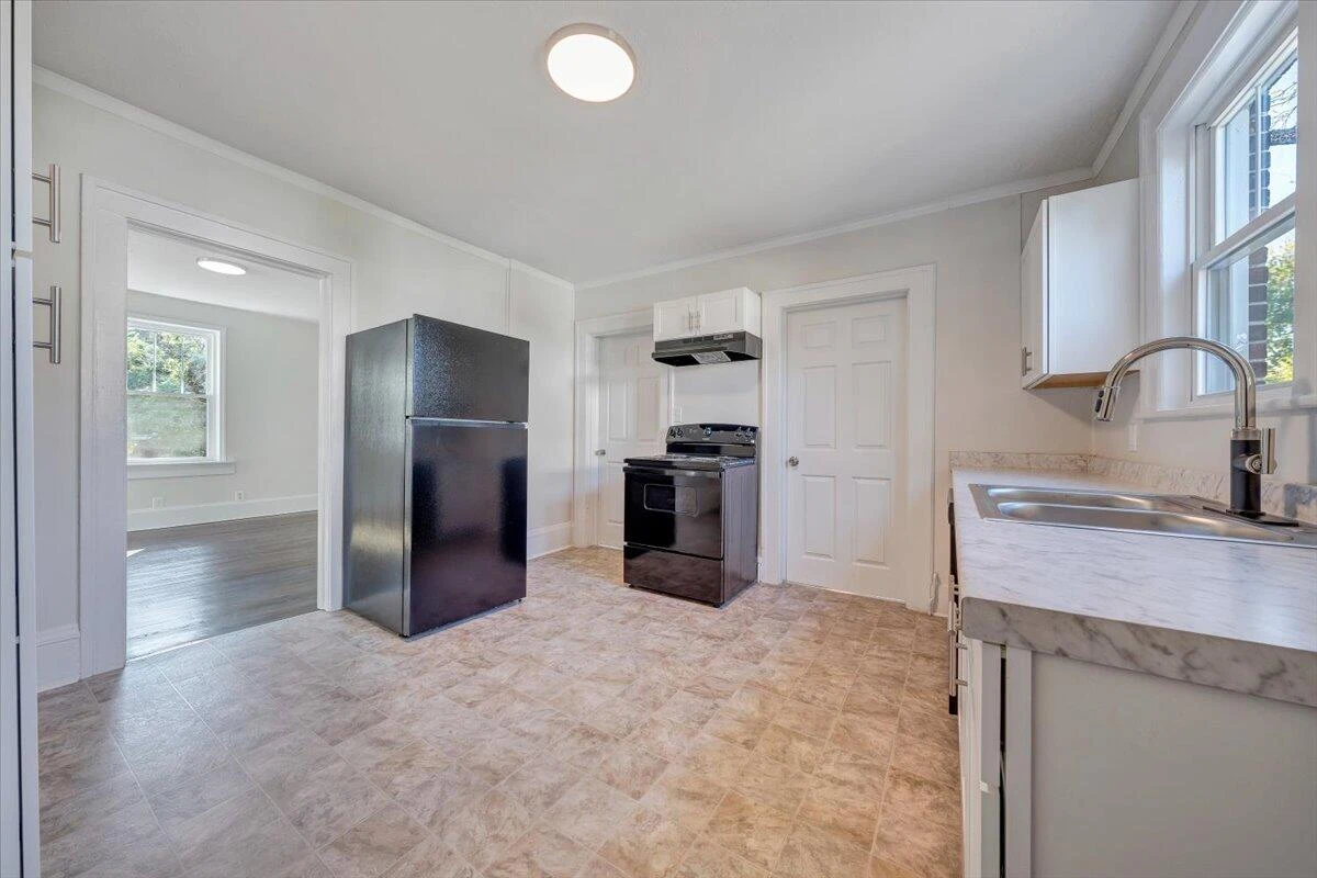832 Queen AVE - Photo 10