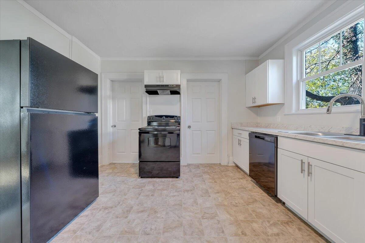 832 Queen AVE - Photo 11
