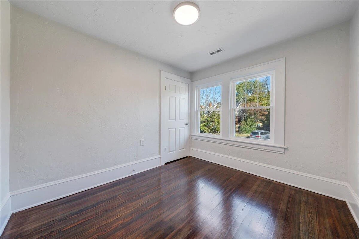 832 Queen AVE - Photo 15