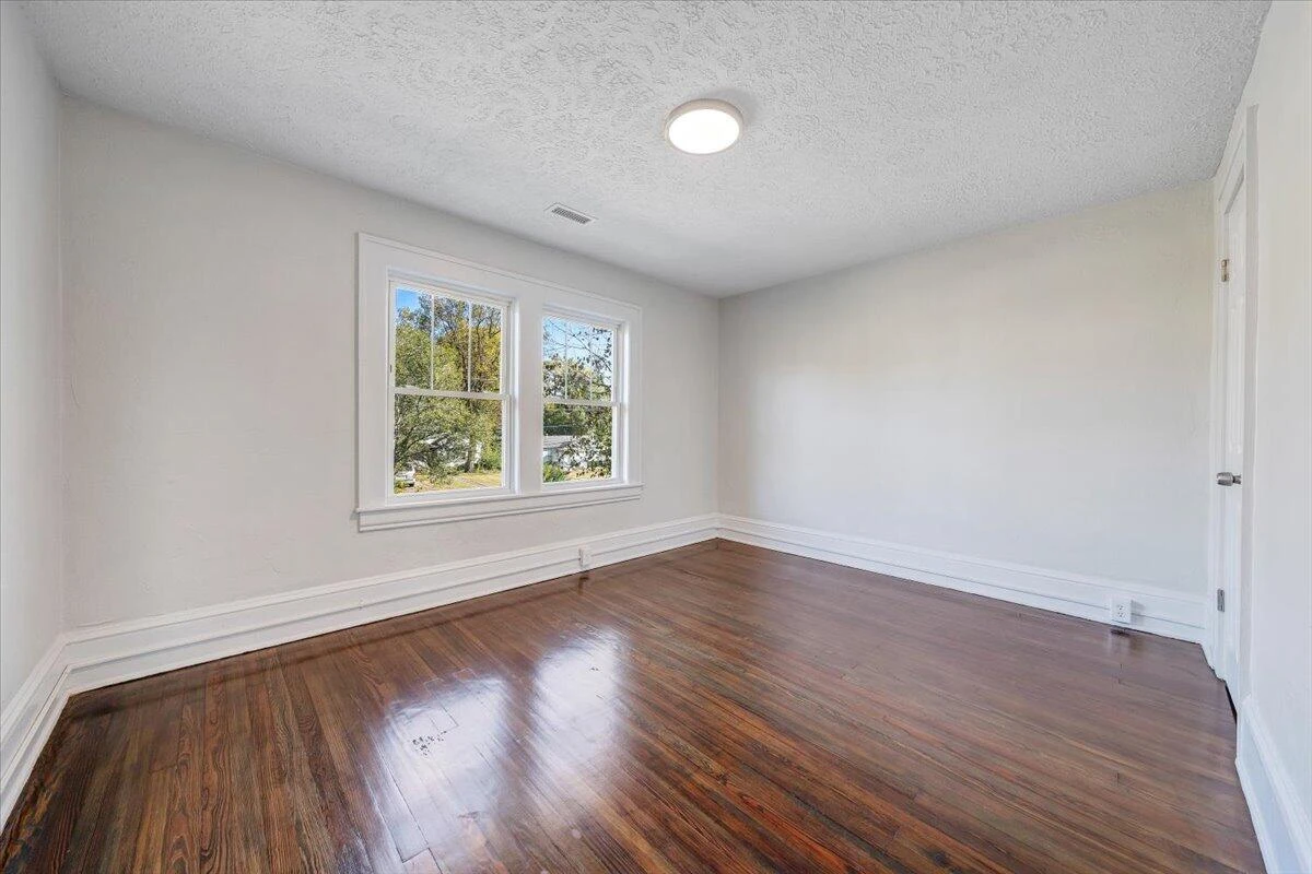 832 Queen AVE - Photo 17