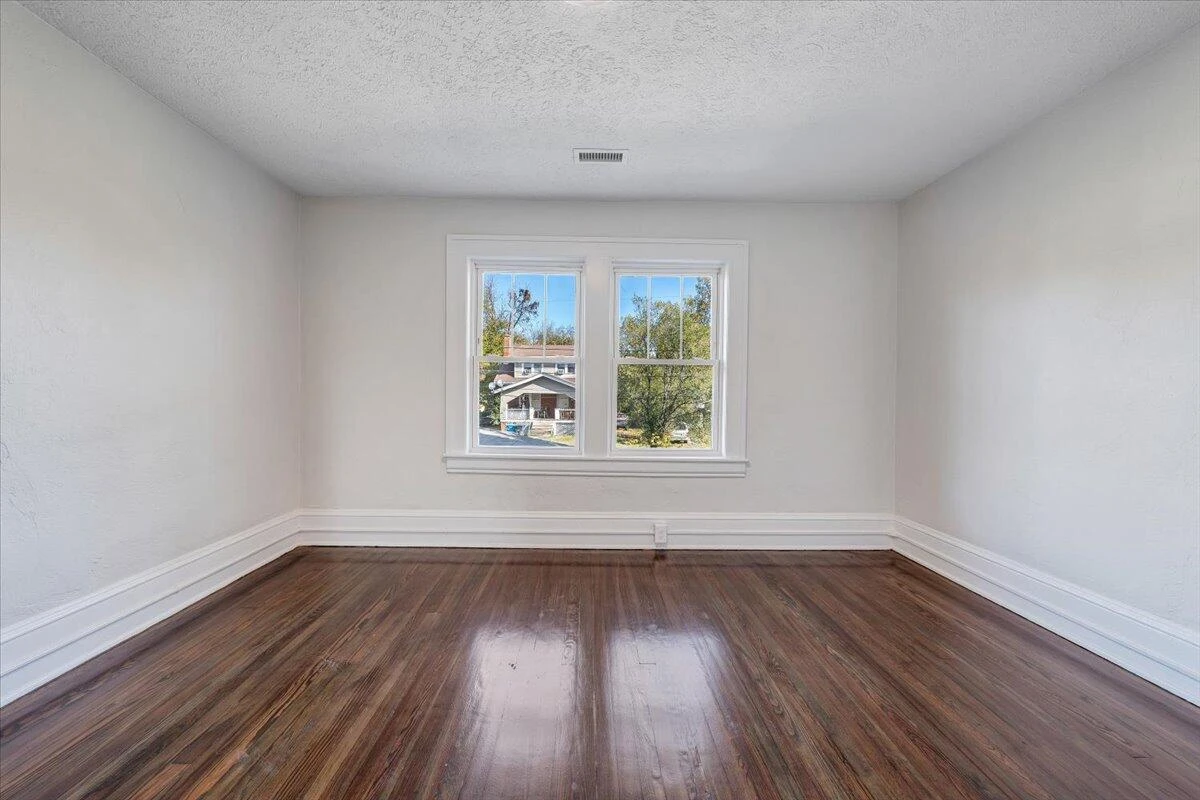 832 Queen AVE - Photo 18