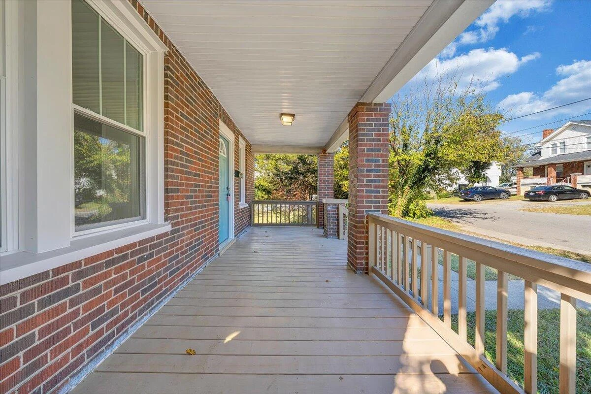 832 Queen AVE - Photo 2