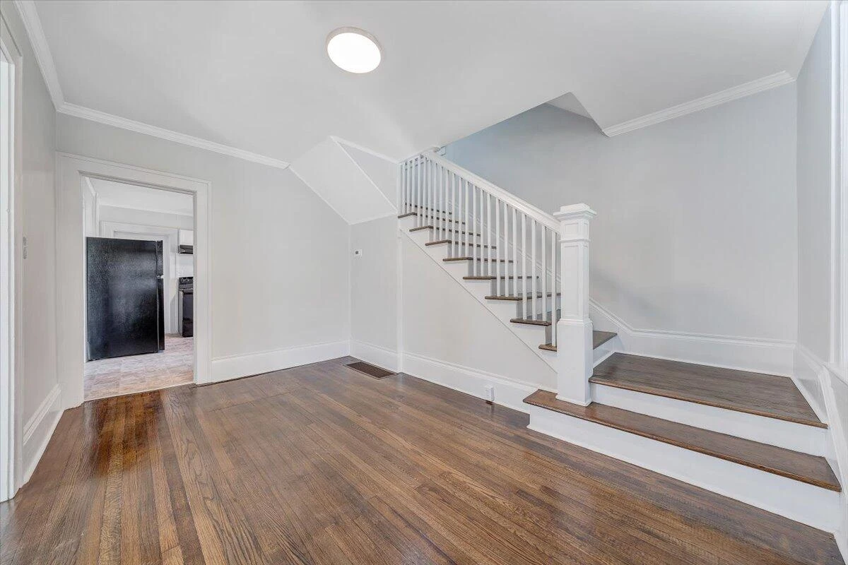 832 Queen AVE - Photo 3