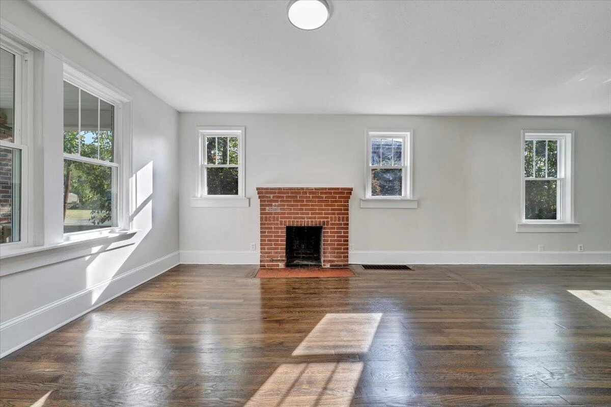 832 Queen AVE - Photo 4