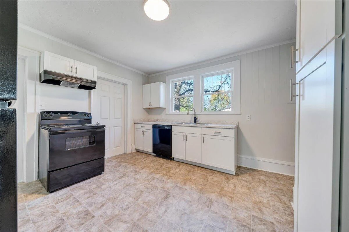832 Queen AVE - Photo 8