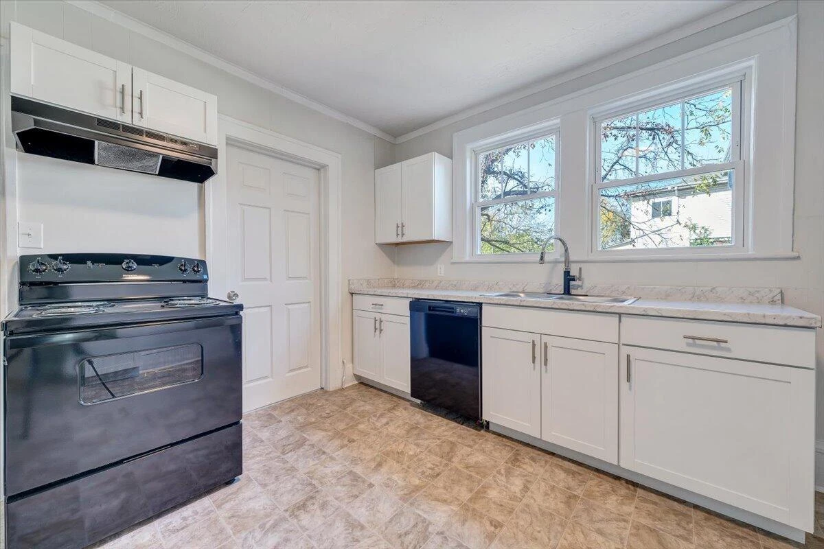 832 Queen AVE - Photo 9