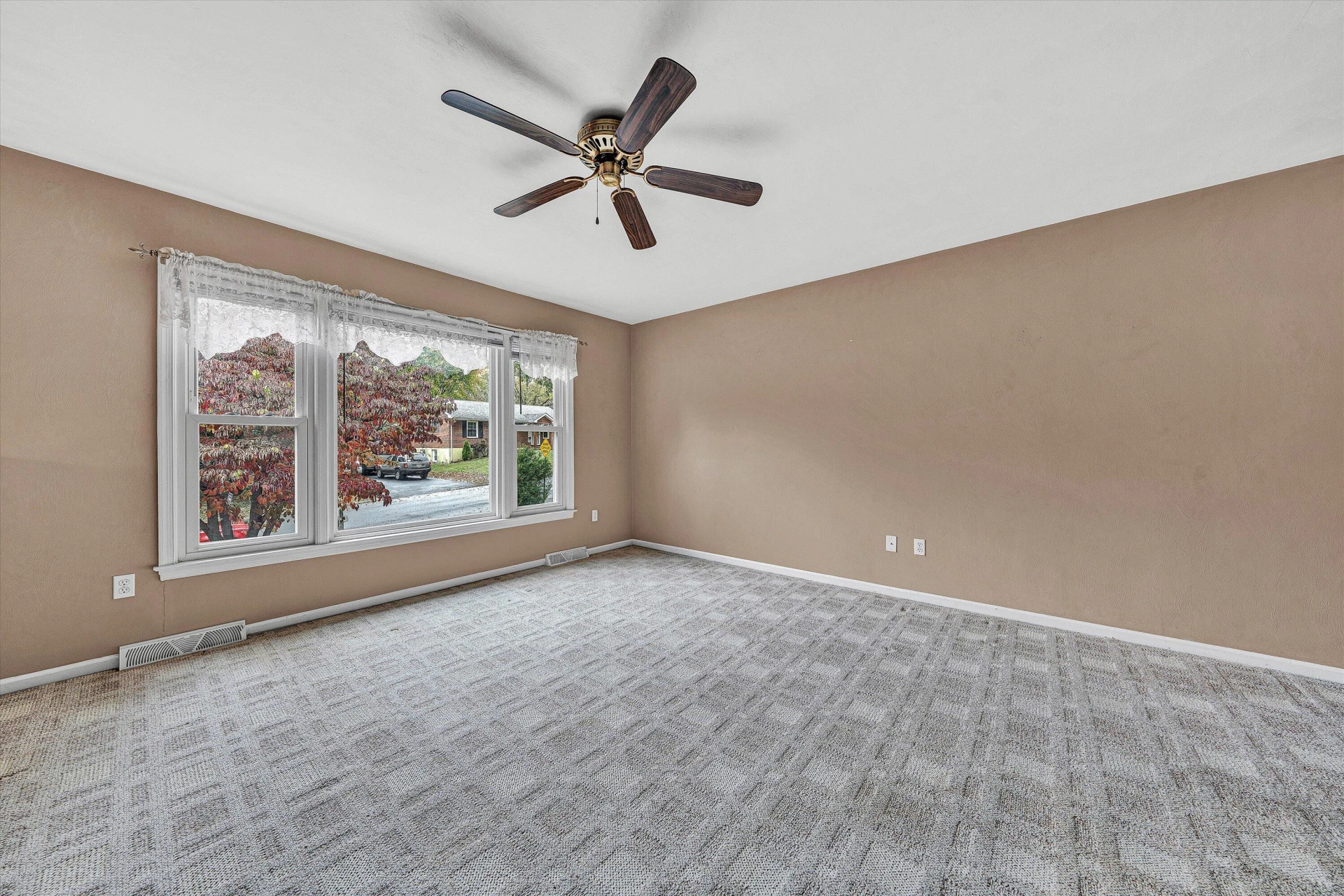 4611 Casper DR - Photo 5