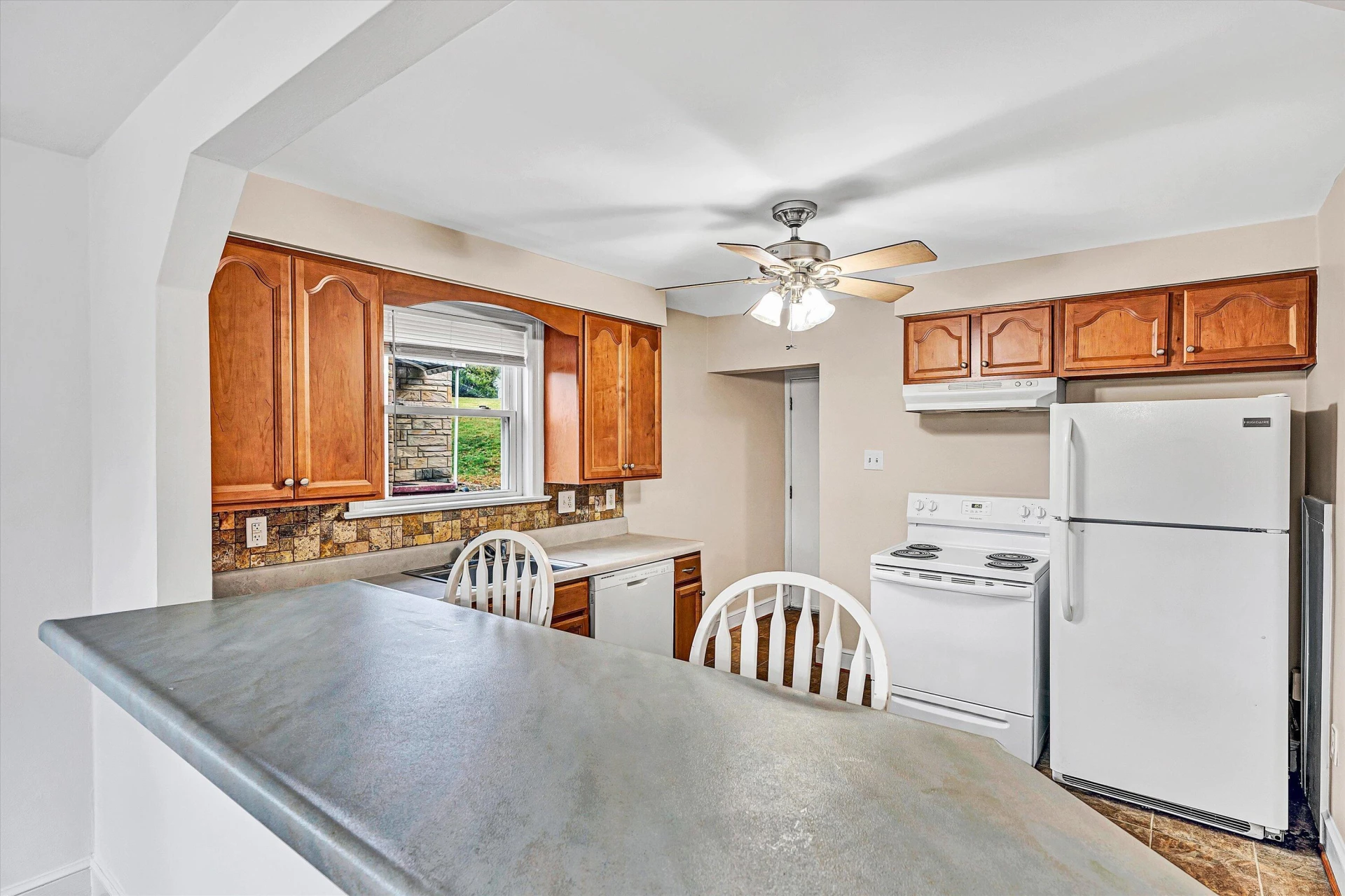 617 Virginia AVE - Photo 8