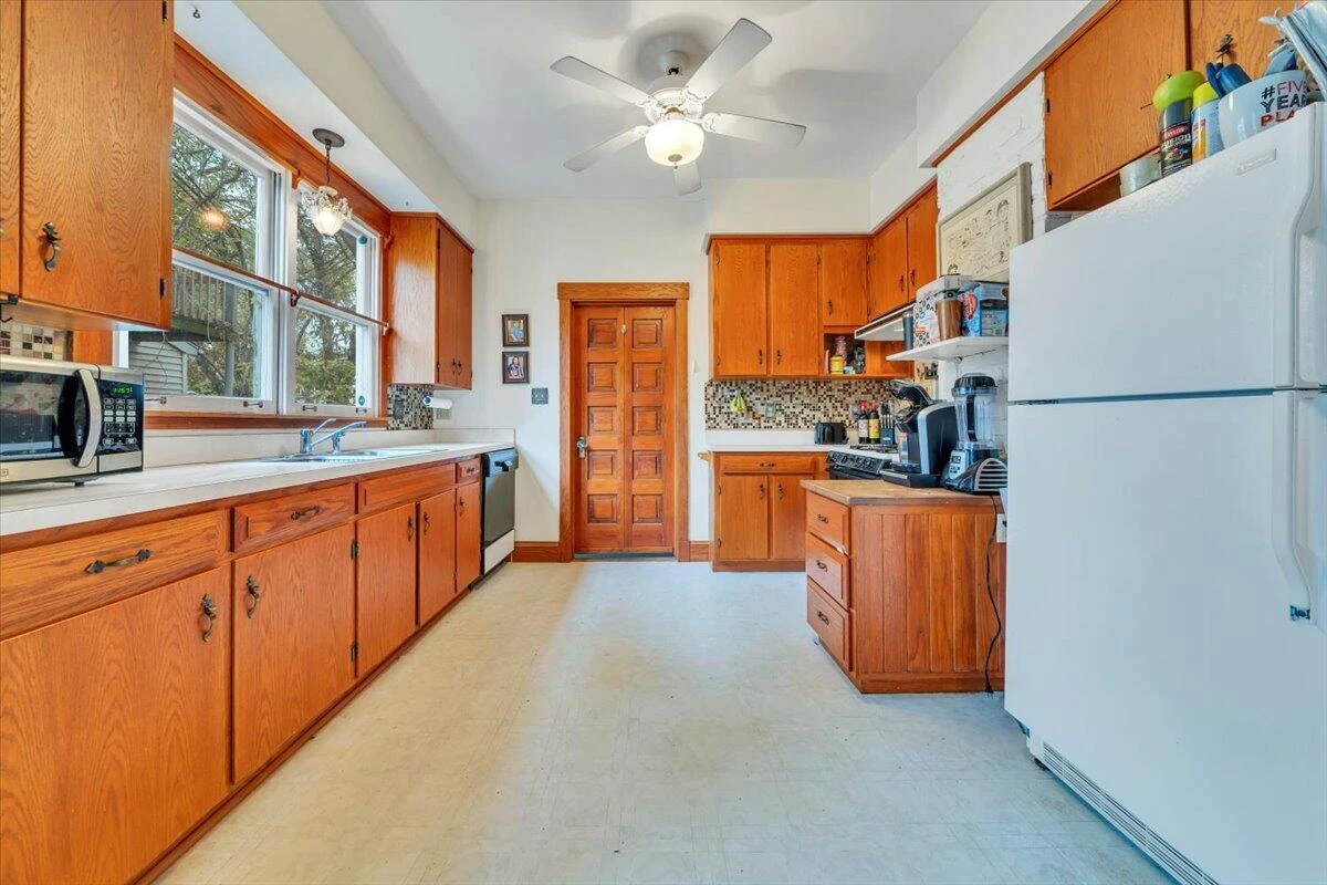 860 Marshall AVE - Photo 13