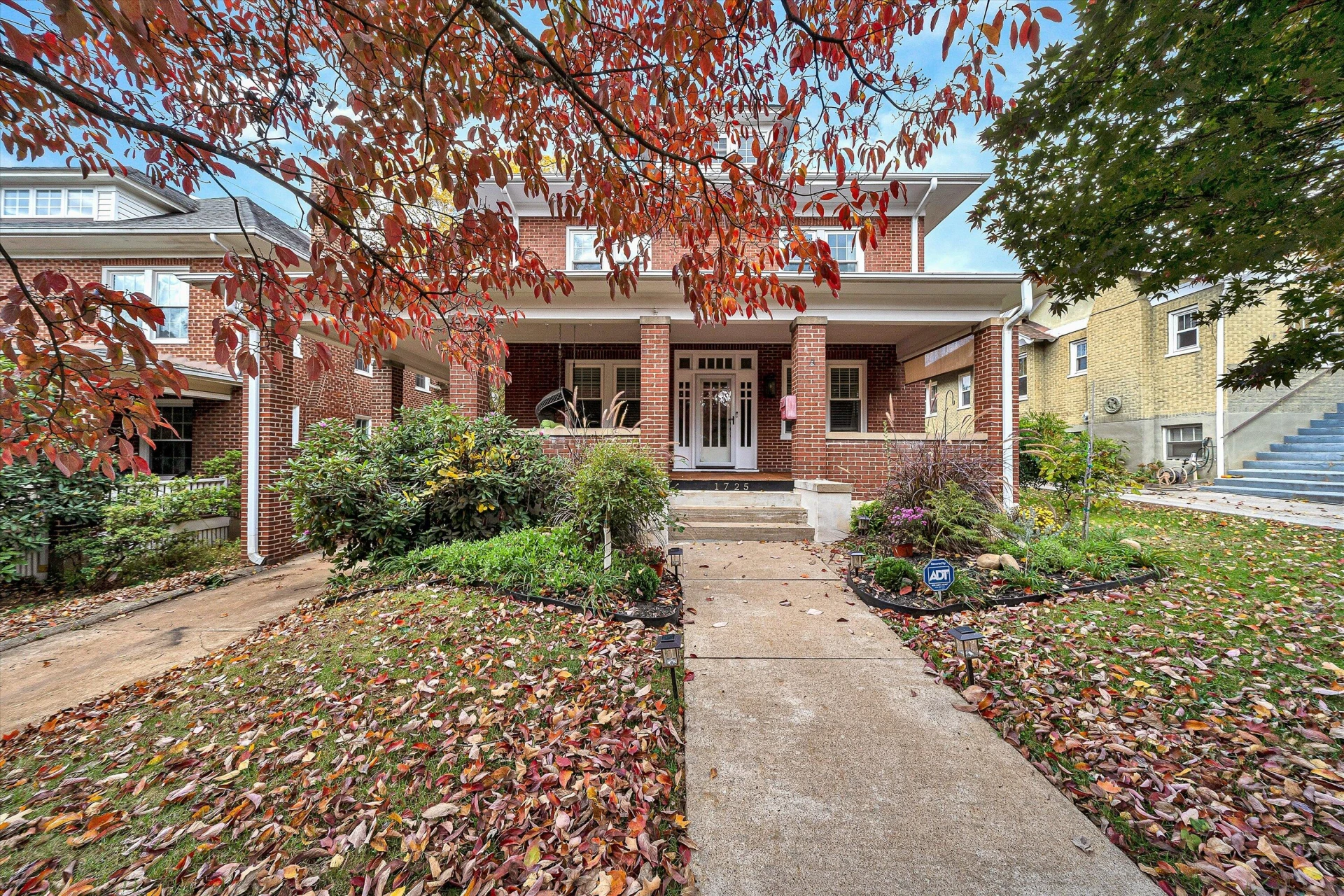 1725 Arlington RD - Photo 2
