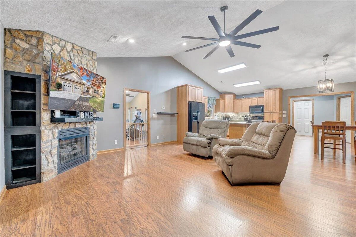 211 Woods Edge DR - Photo 7