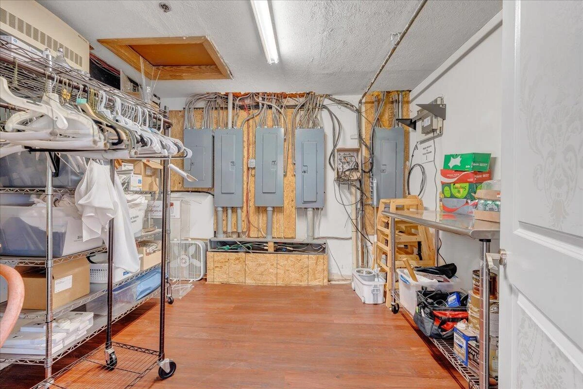 812 MAIN ST - Photo 37
