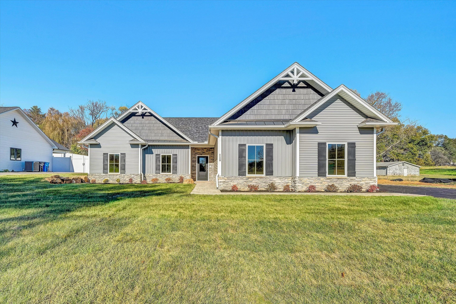 1120 Monterey RD