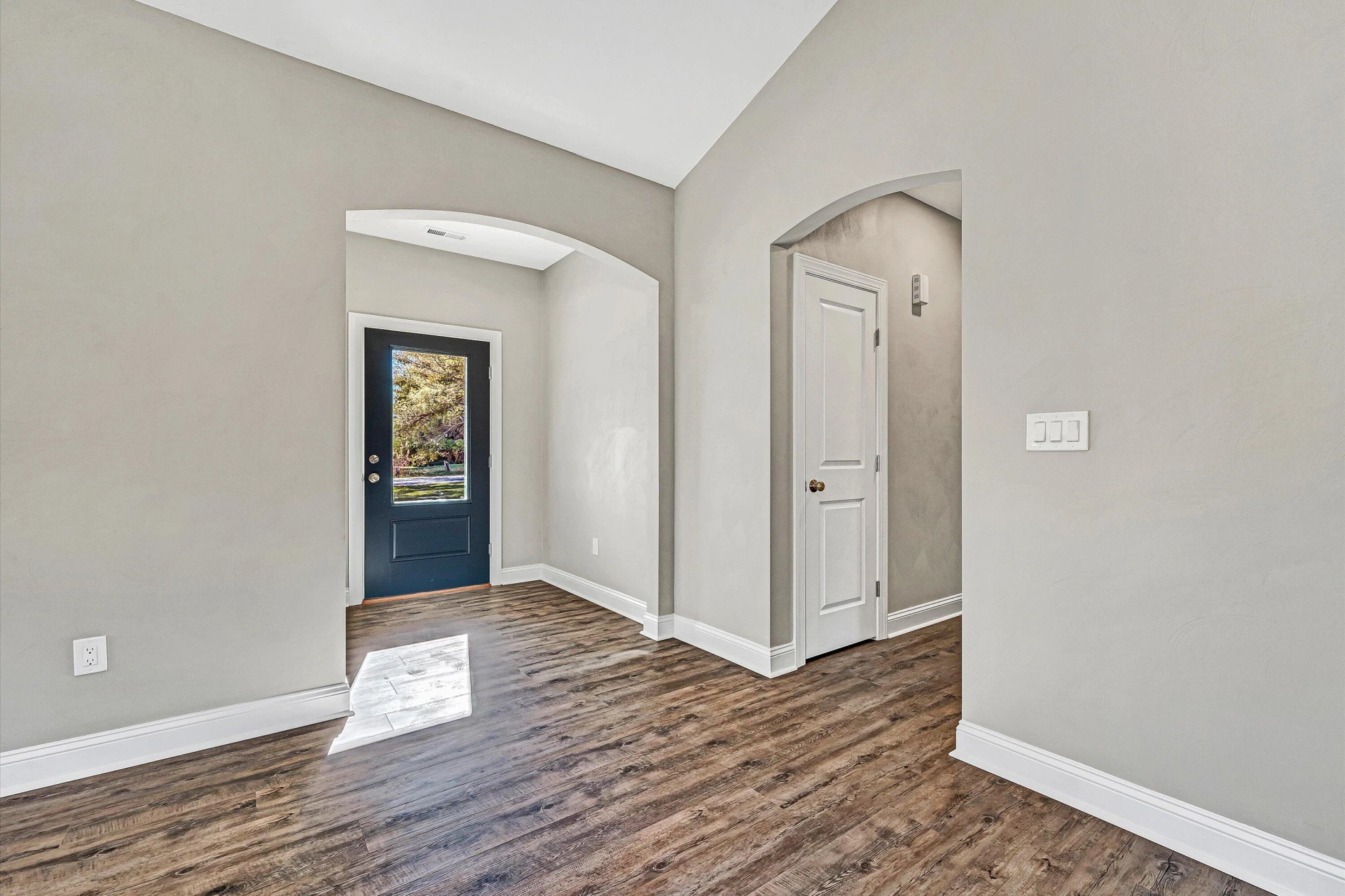 1120 Monterey RD - Photo 3