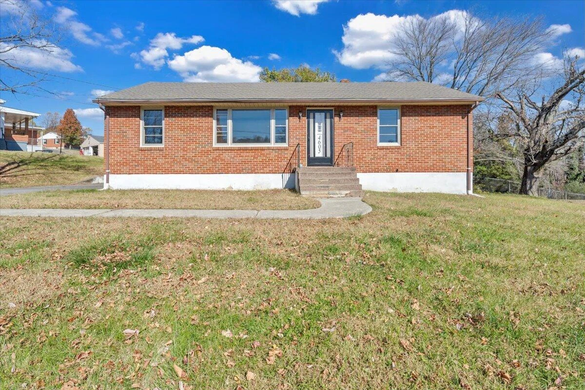 4605 PEACH TREE DR