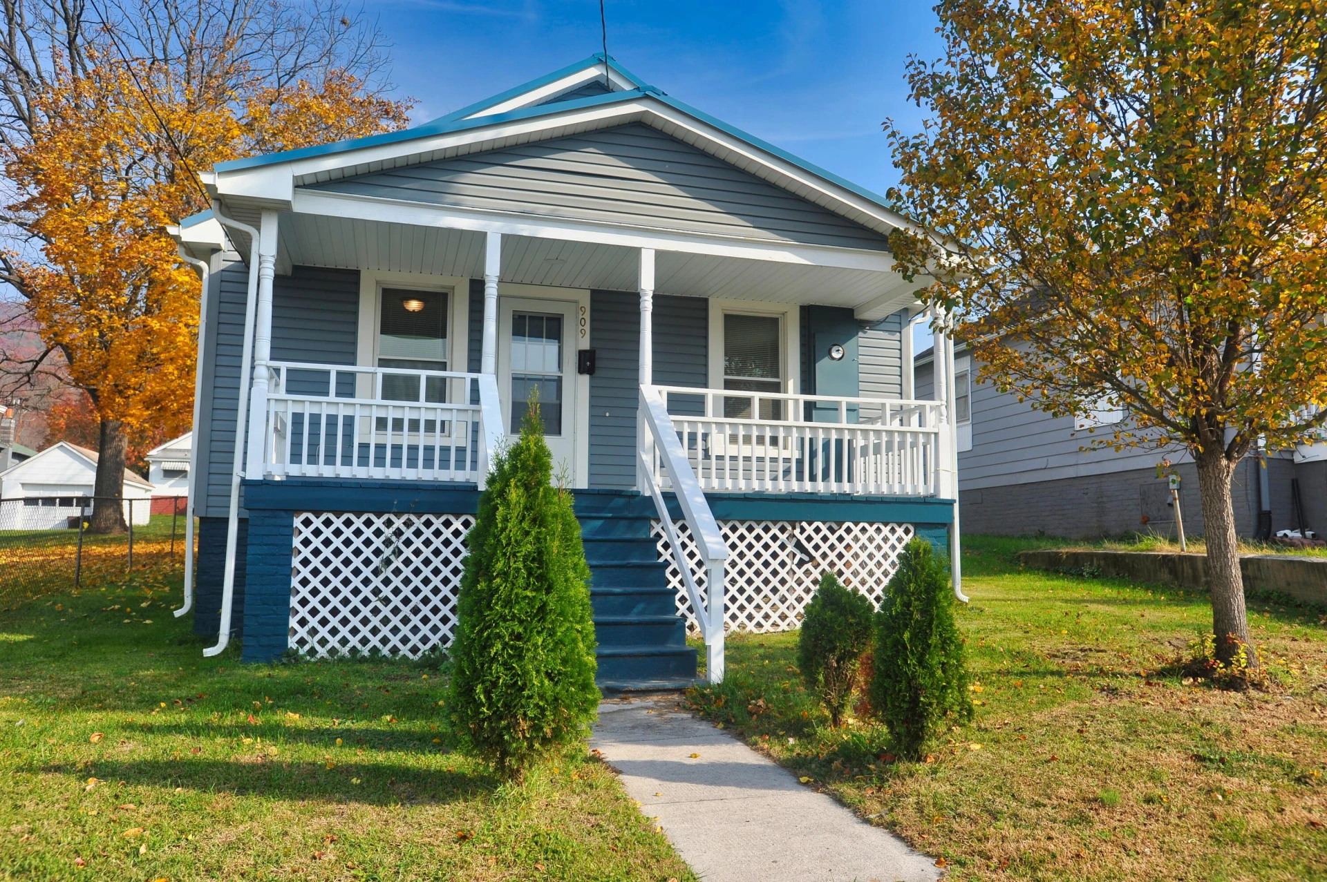 909 POCAHONTAS AVE - Photo 2