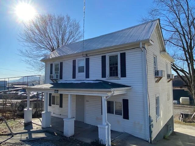 1806 Centre AVE