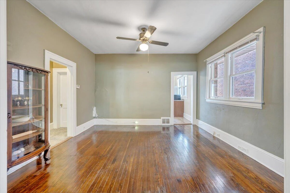 1105 Montrose AVE - Photo 11