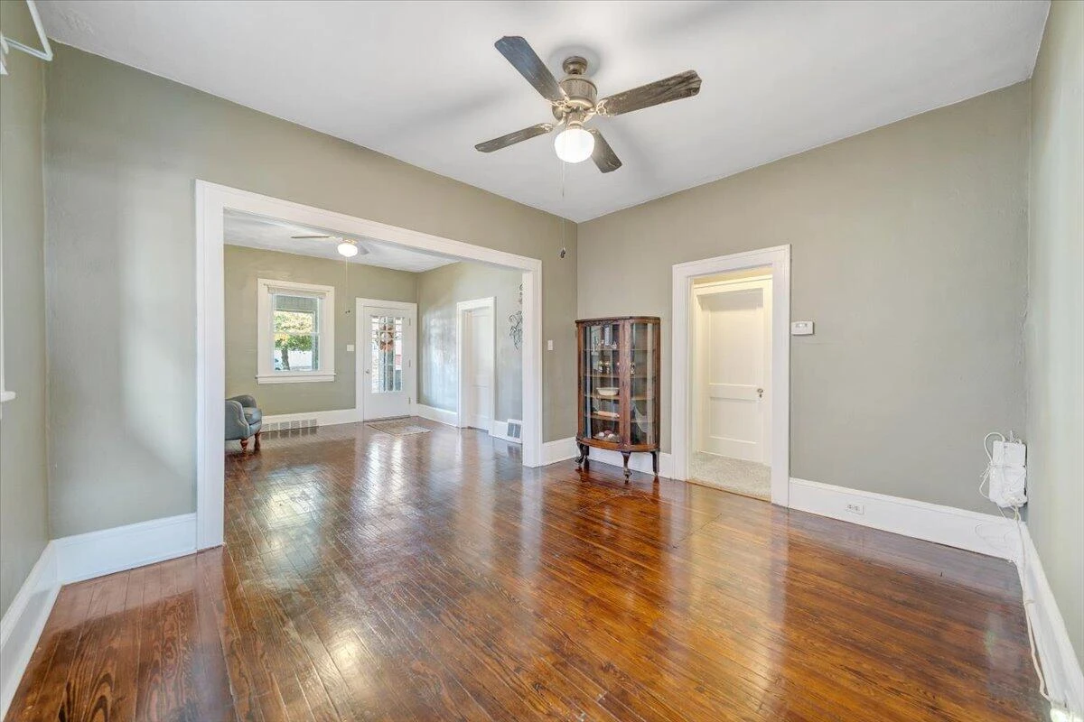 1105 Montrose AVE - Photo 12